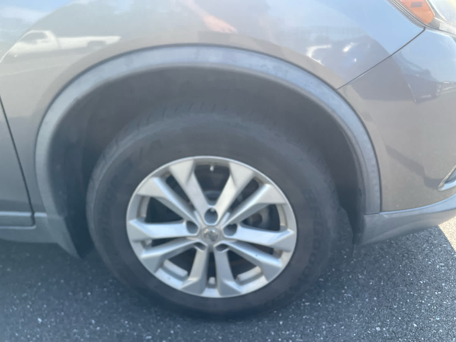 2016 Nissan Rogue SV photo 2