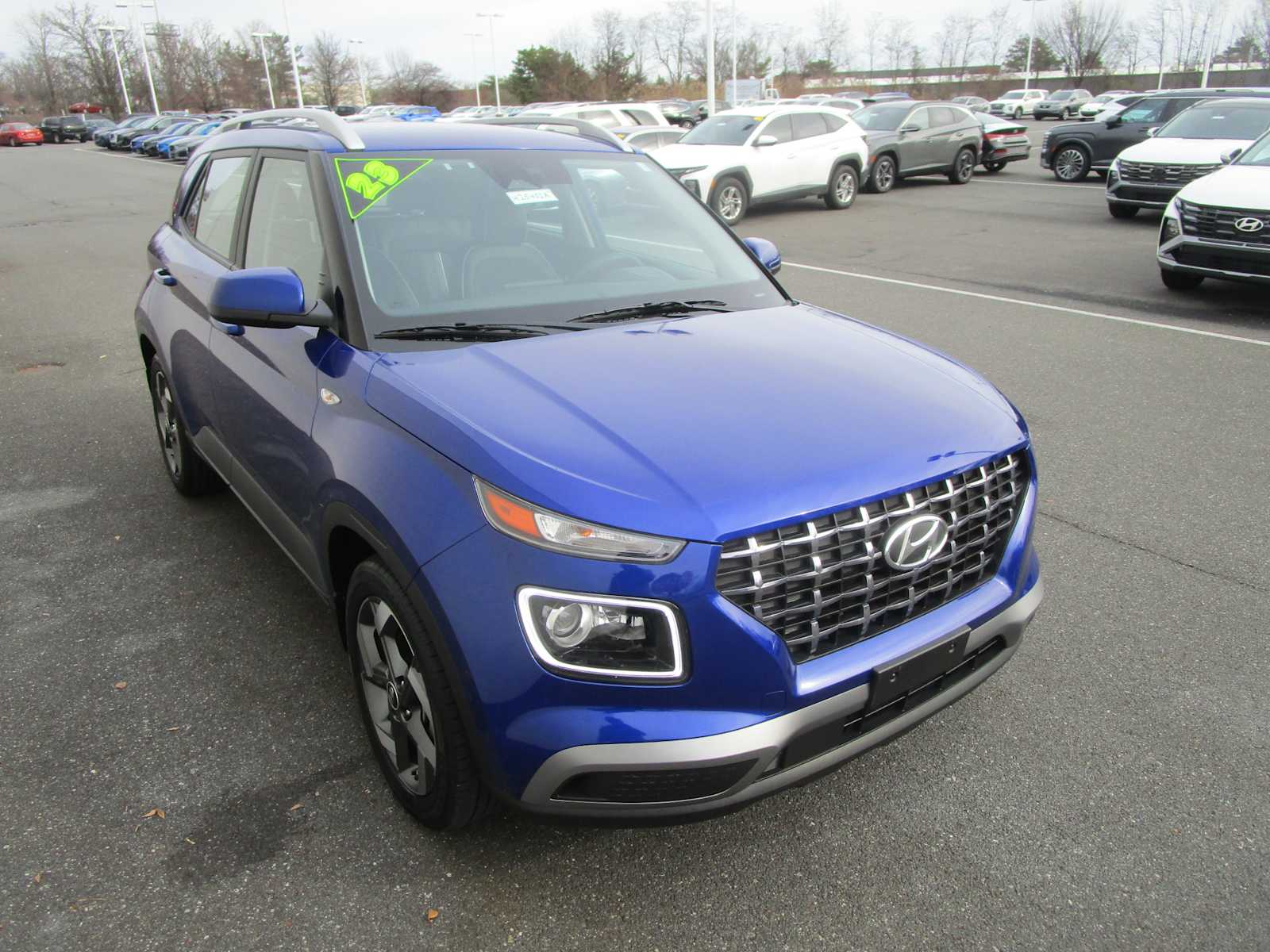 2023 Hyundai Venue Limited photo 2