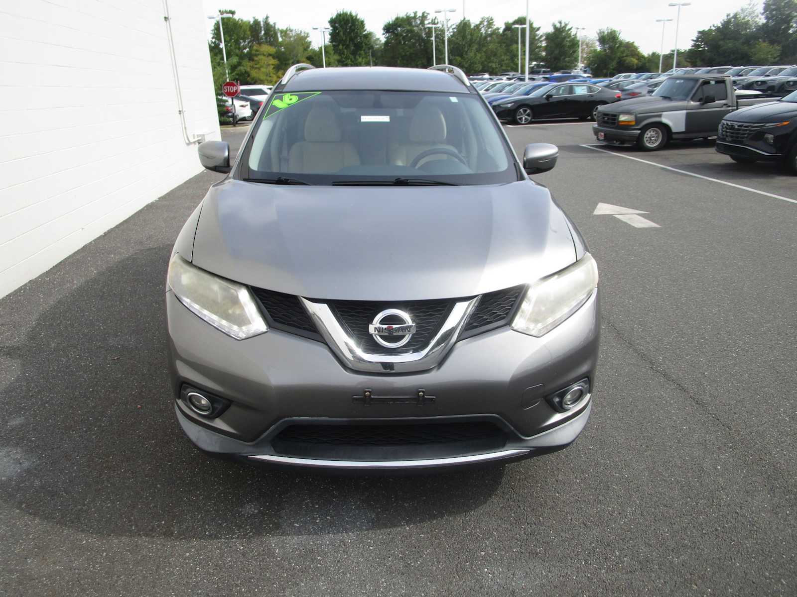 2016 Nissan Rogue SV photo 2