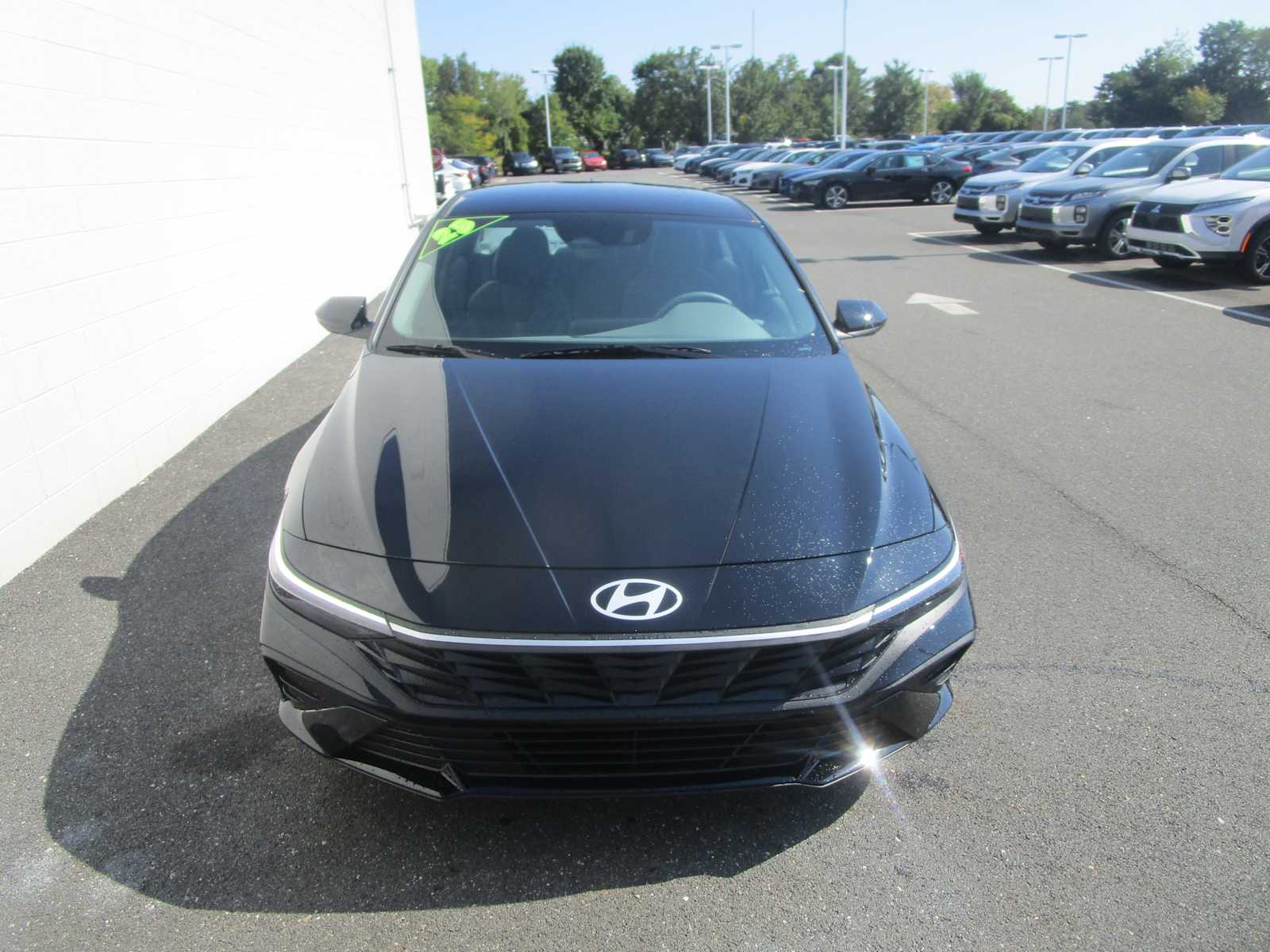 2025 Hyundai Elantra SEL Sport photo 2