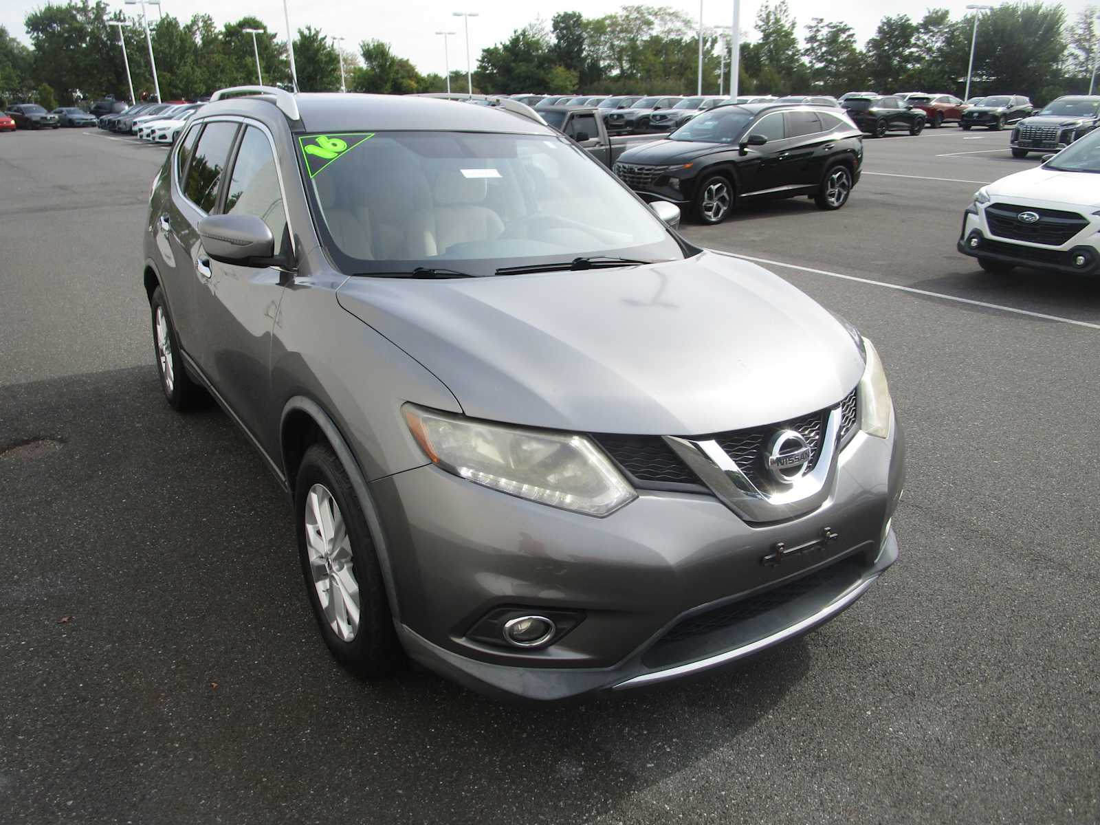 2016 Nissan Rogue SV photo 3