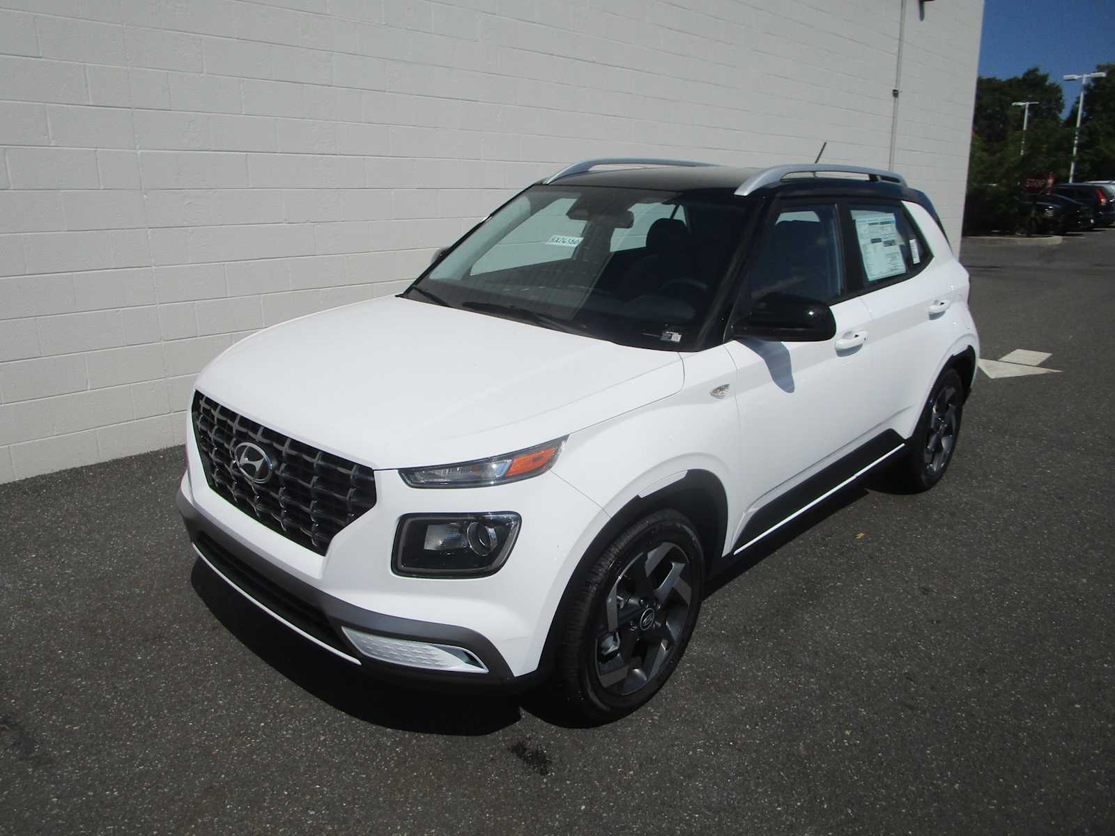 Lunar White w/Black Roof 2026 Hyundai Venue SUV / Crossover Front-Wheel Drive Continuously Variable Transmission