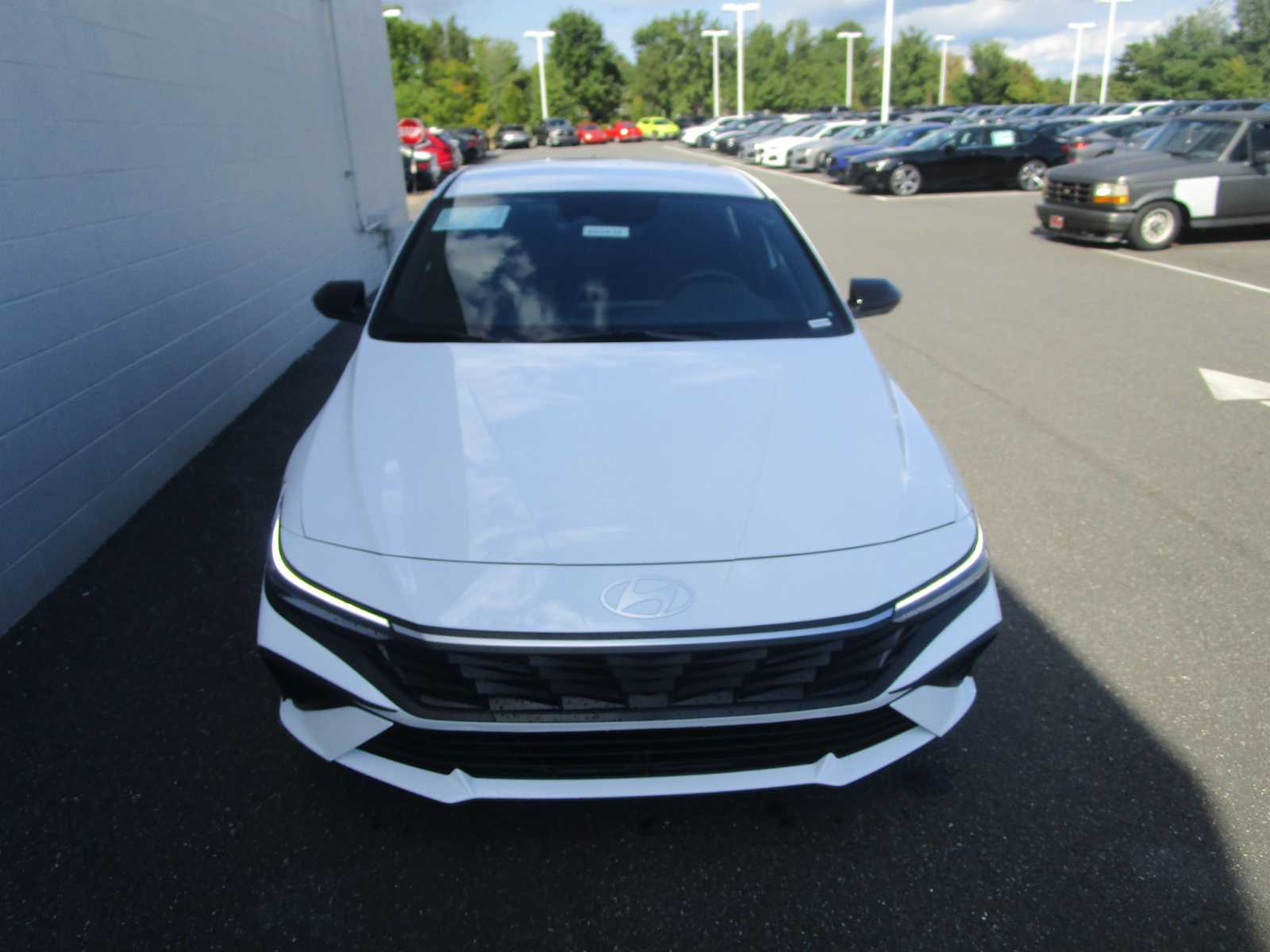 2025 Hyundai Elantra SEL Sport photo 2