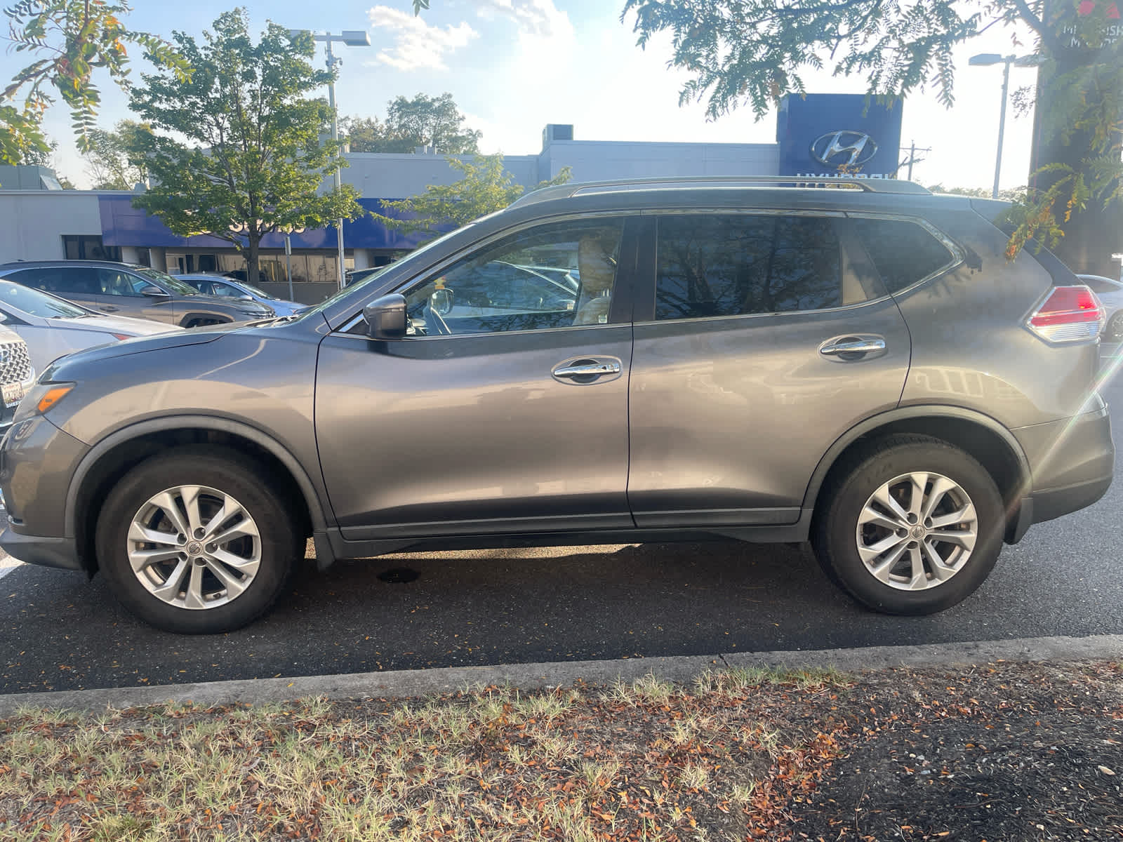 2016 Nissan Rogue SV photo 3