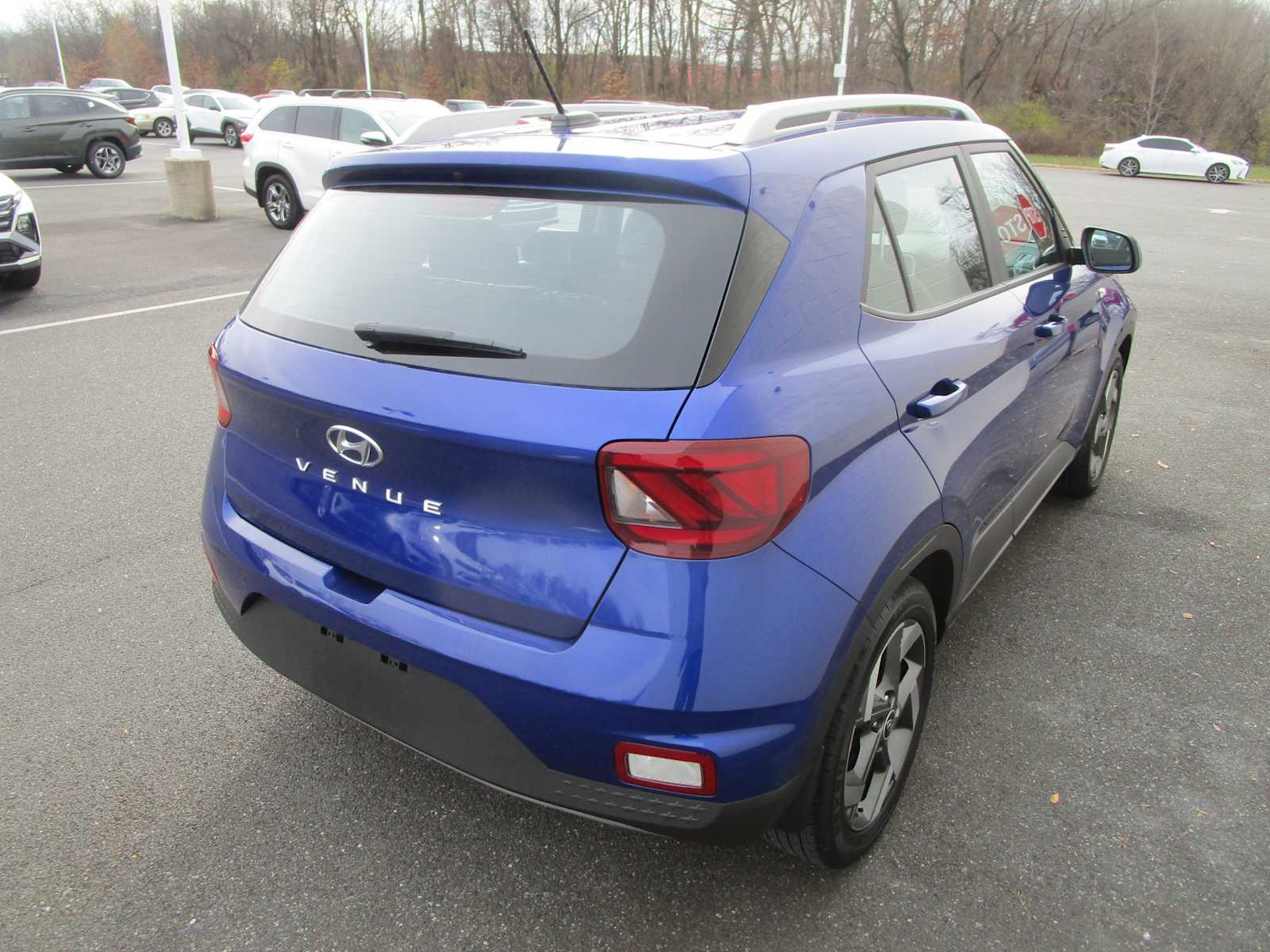 2023 Hyundai Venue Limited photo 3