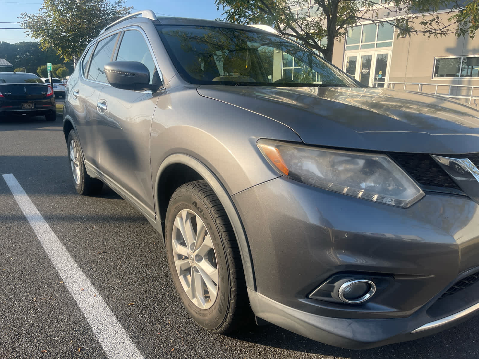 2016 Nissan Rogue SV photo 2