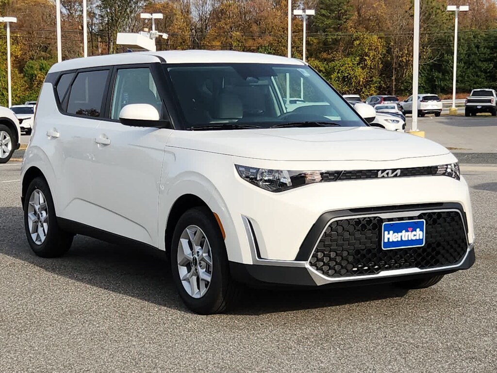 New 2025 Kia Soul LX FWD