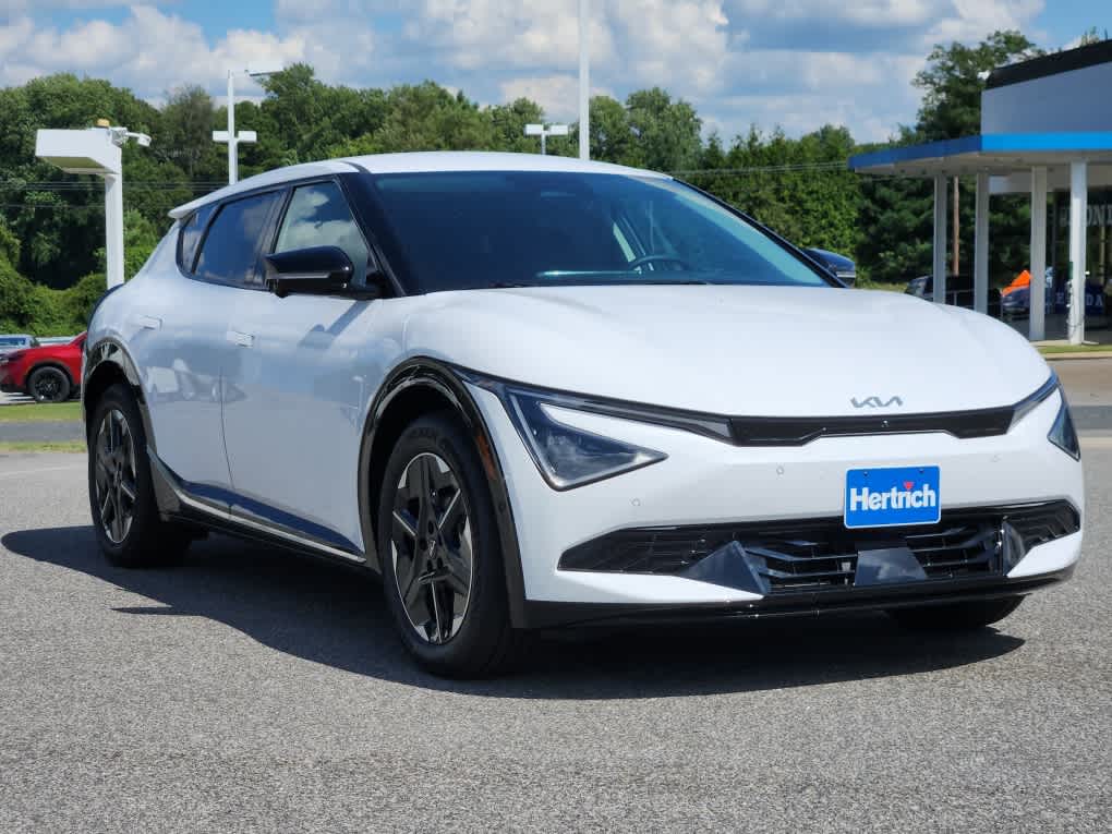 2025 Kia EV6 Wind - Photo 2