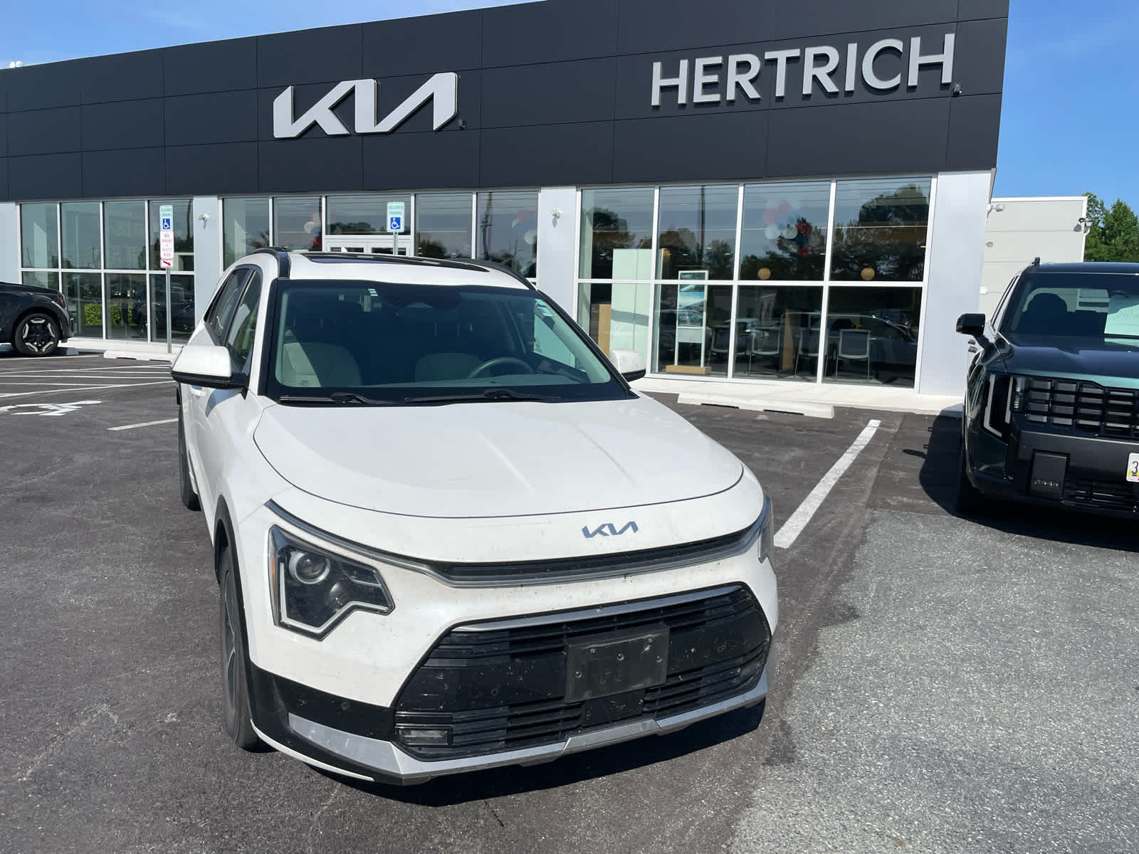 2023 Kia Niro SX HEV's photo