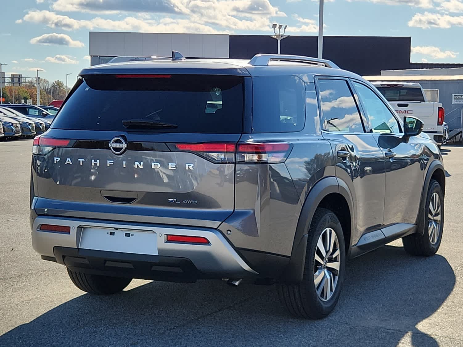 2025 Nissan Pathfinder SL photo 2