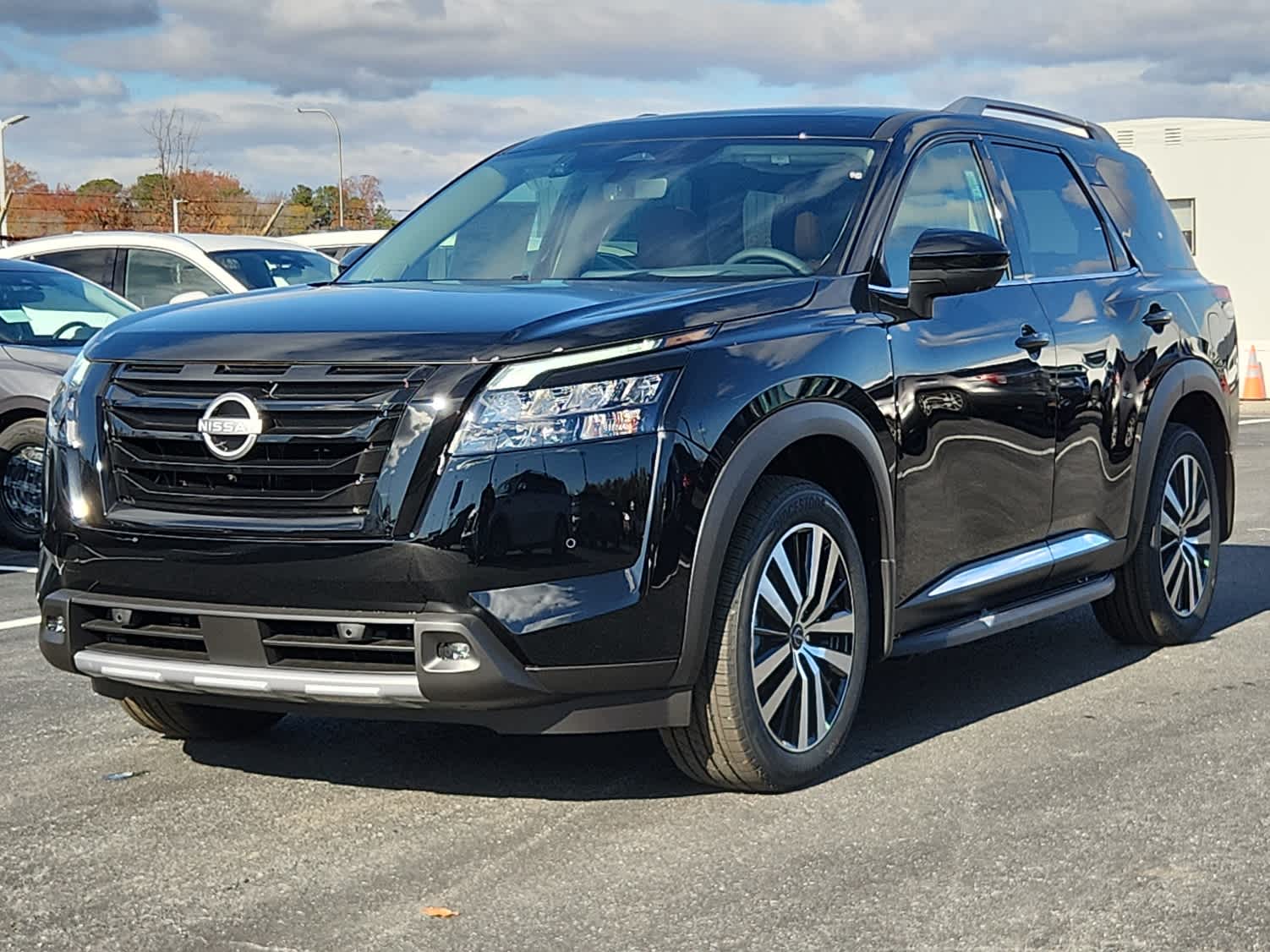 2025 Nissan Pathfinder Platinum's photo