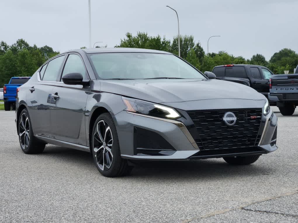 2025 Nissan Altima SR photo 2