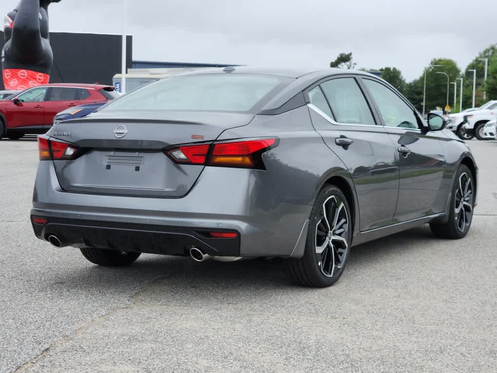 2025 Nissan Altima SR photo 3