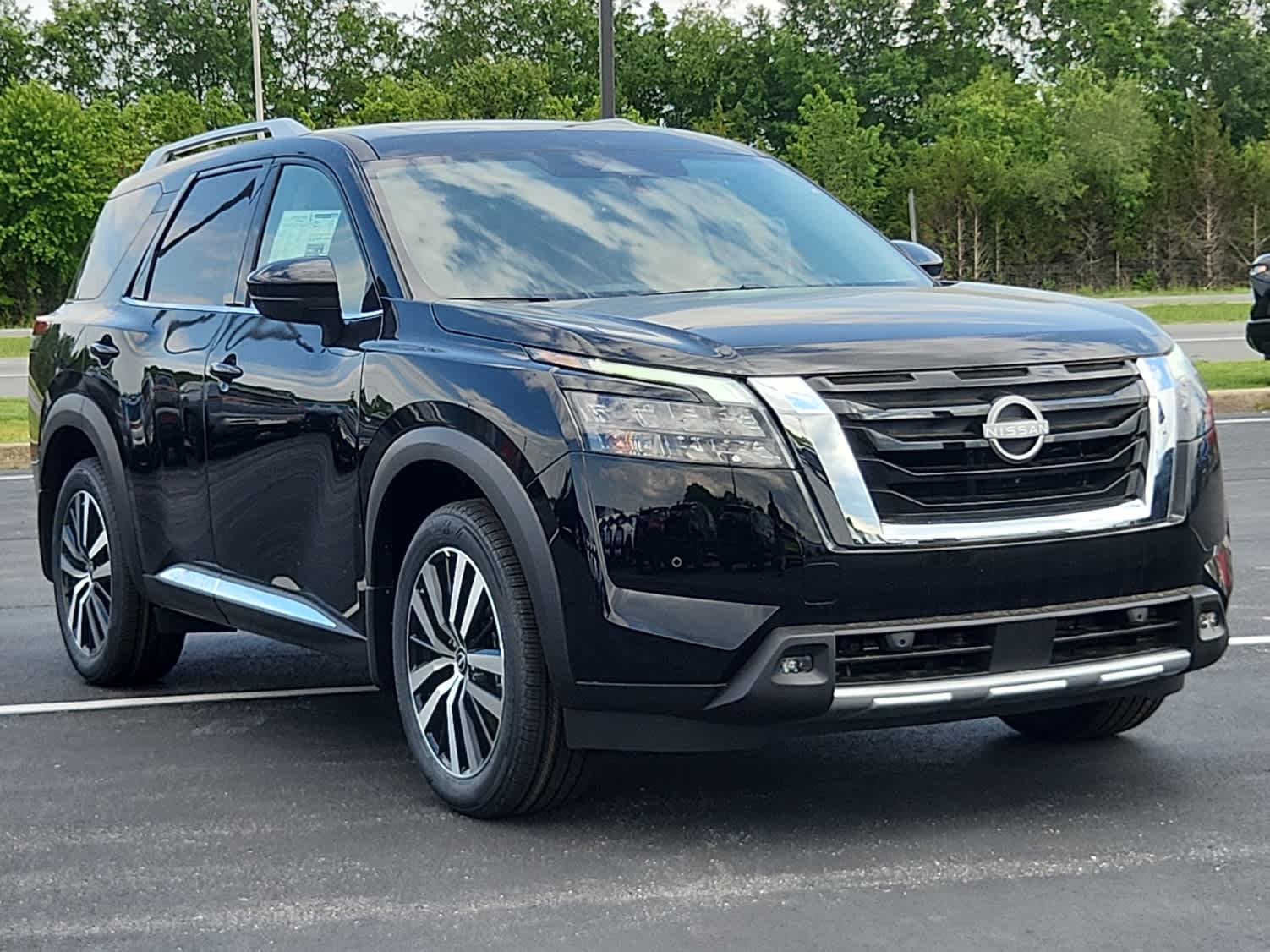 2025 Nissan Pathfinder Platinum photo 2