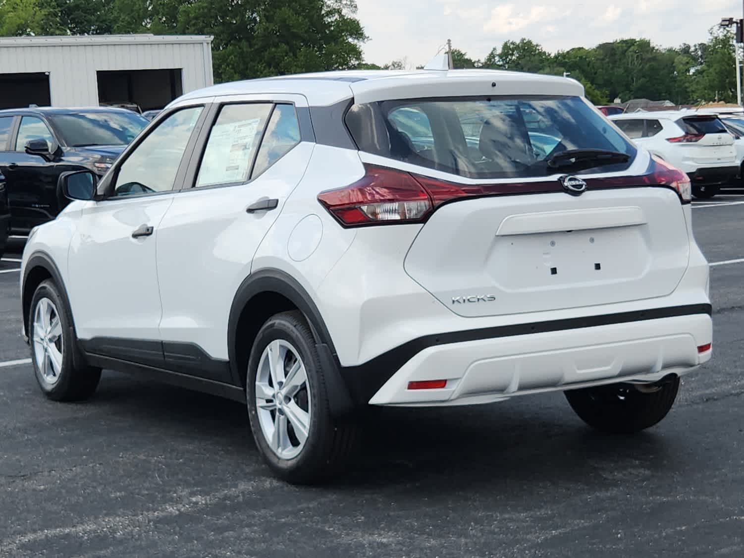 2025 Nissan Kicks Play S photo 2