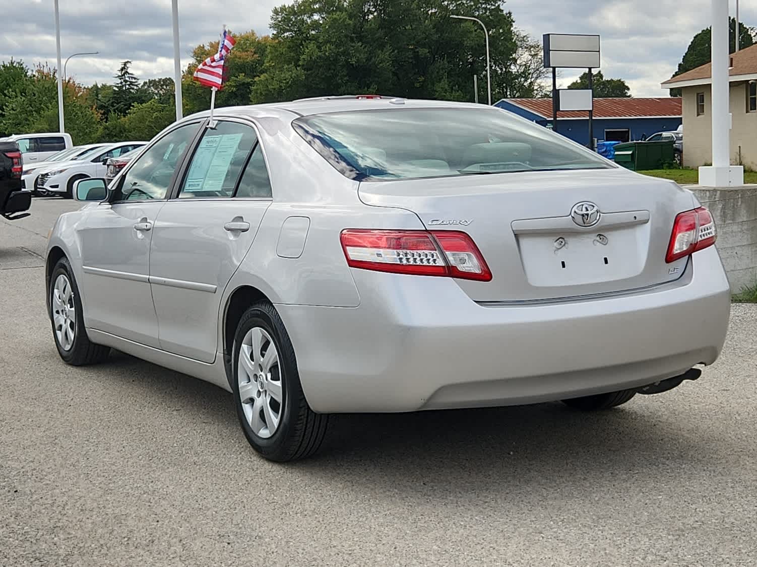 2011 Toyota Camry LE photo 2