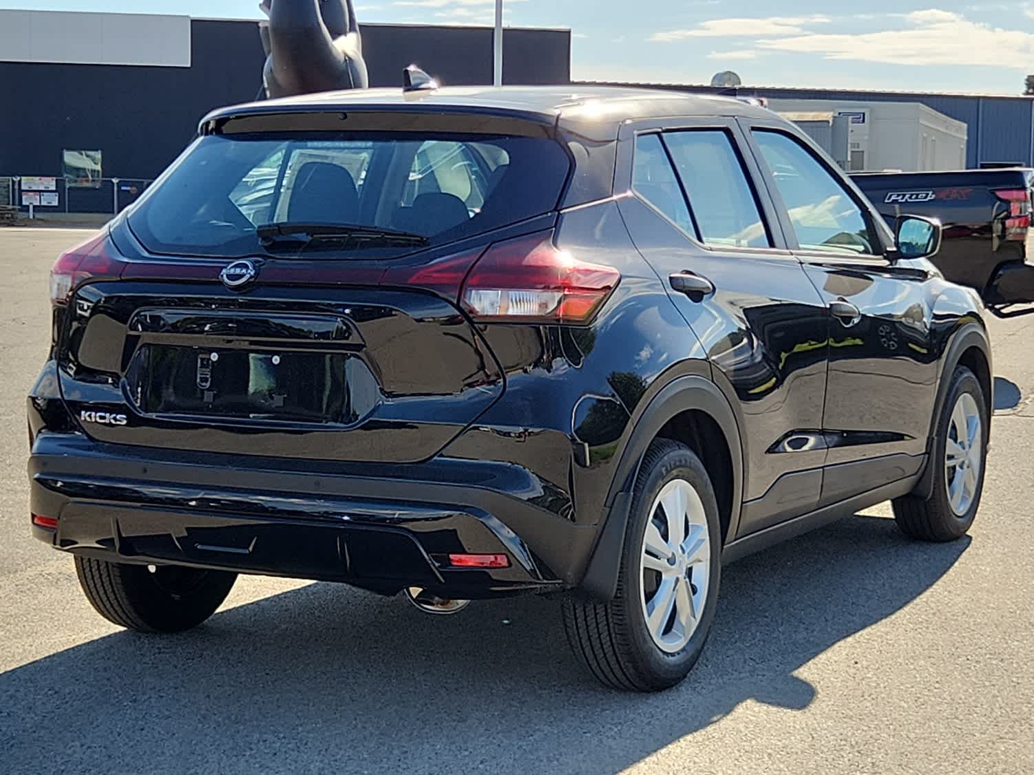 2025 Nissan Kicks Play S photo 2