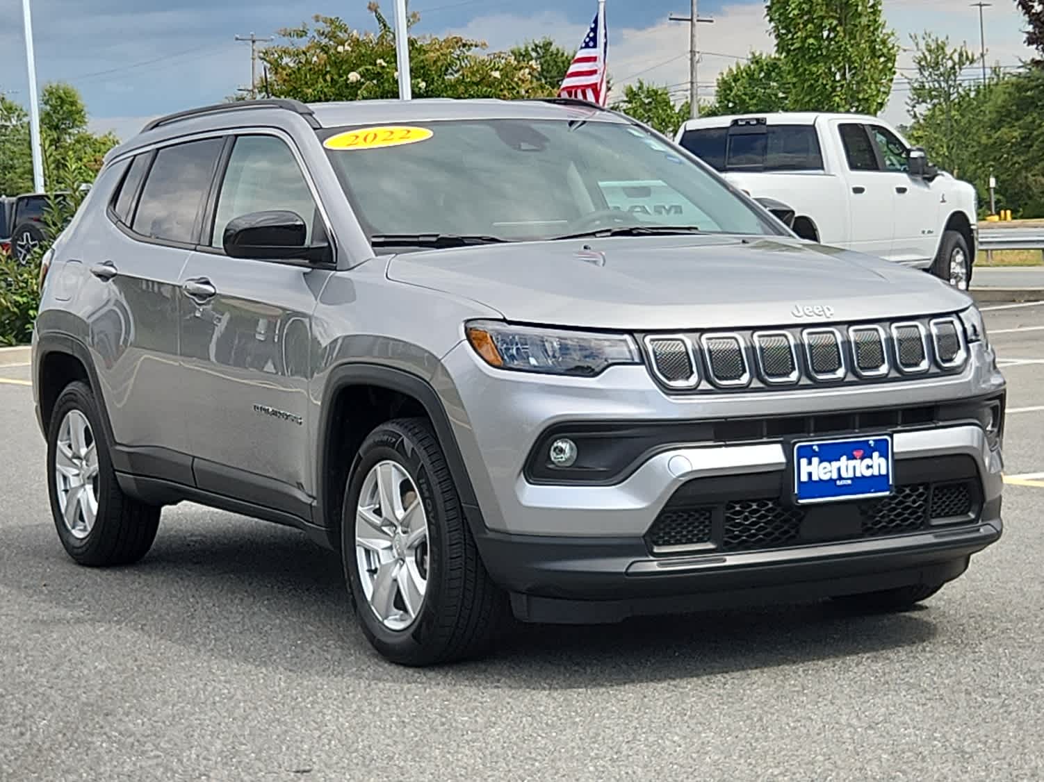 2022 Jeep Compass Latitude photo 2