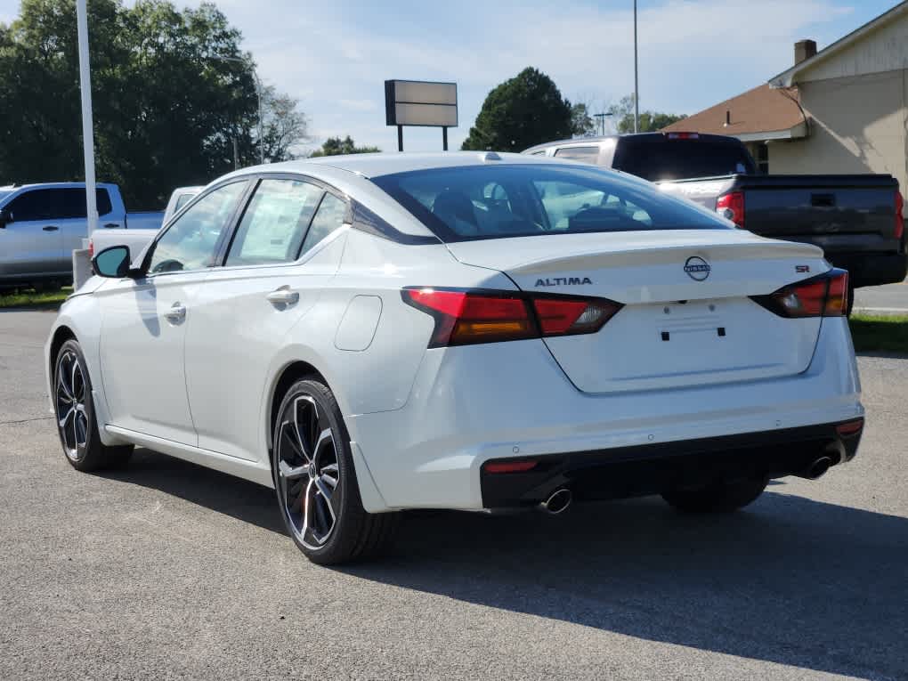 2025 Nissan Altima SR photo 3