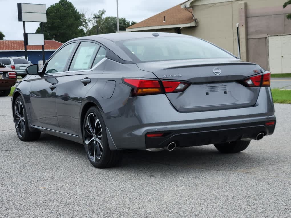 2025 Nissan Altima SR photo 4