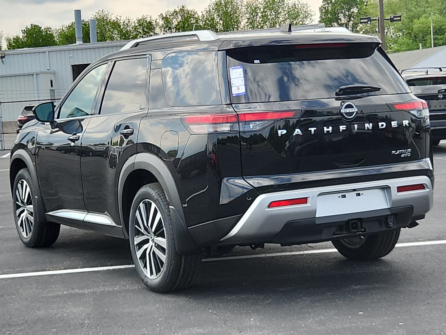 2025 Nissan Pathfinder Platinum photo 4