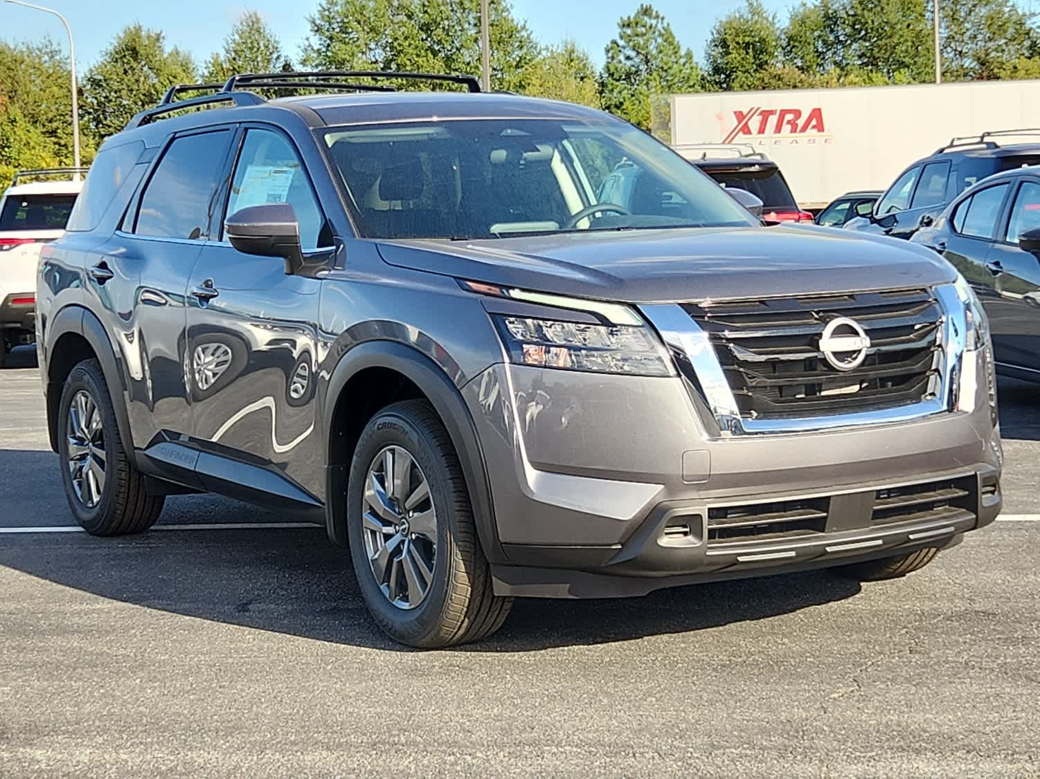 2025 Nissan Pathfinder SV photo 2