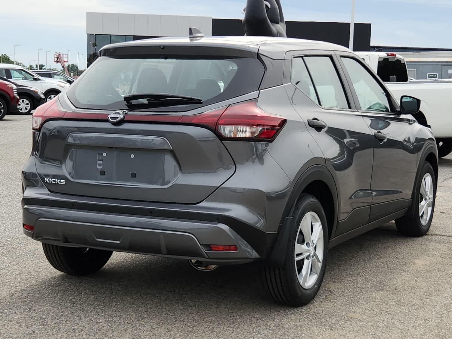 2025 Nissan Kicks Play S photo 3