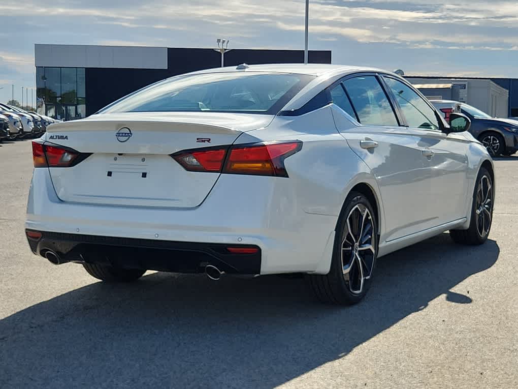 2025 Nissan Altima SR photo 2