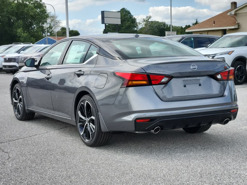 2025 Nissan Altima SR photo 4