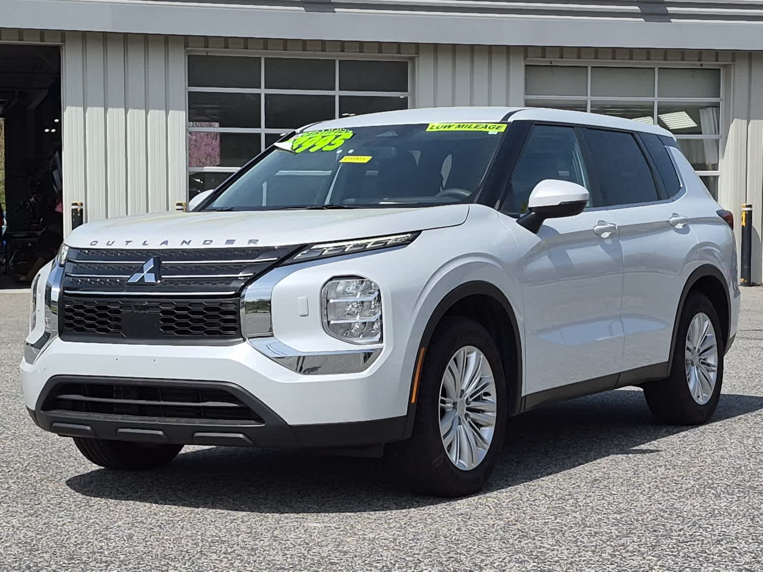 White Diamond 2024 Mitsubishi Outlander ES S-AWC SUV / Crossover All-Wheel Drive Continuously Variable Transmission