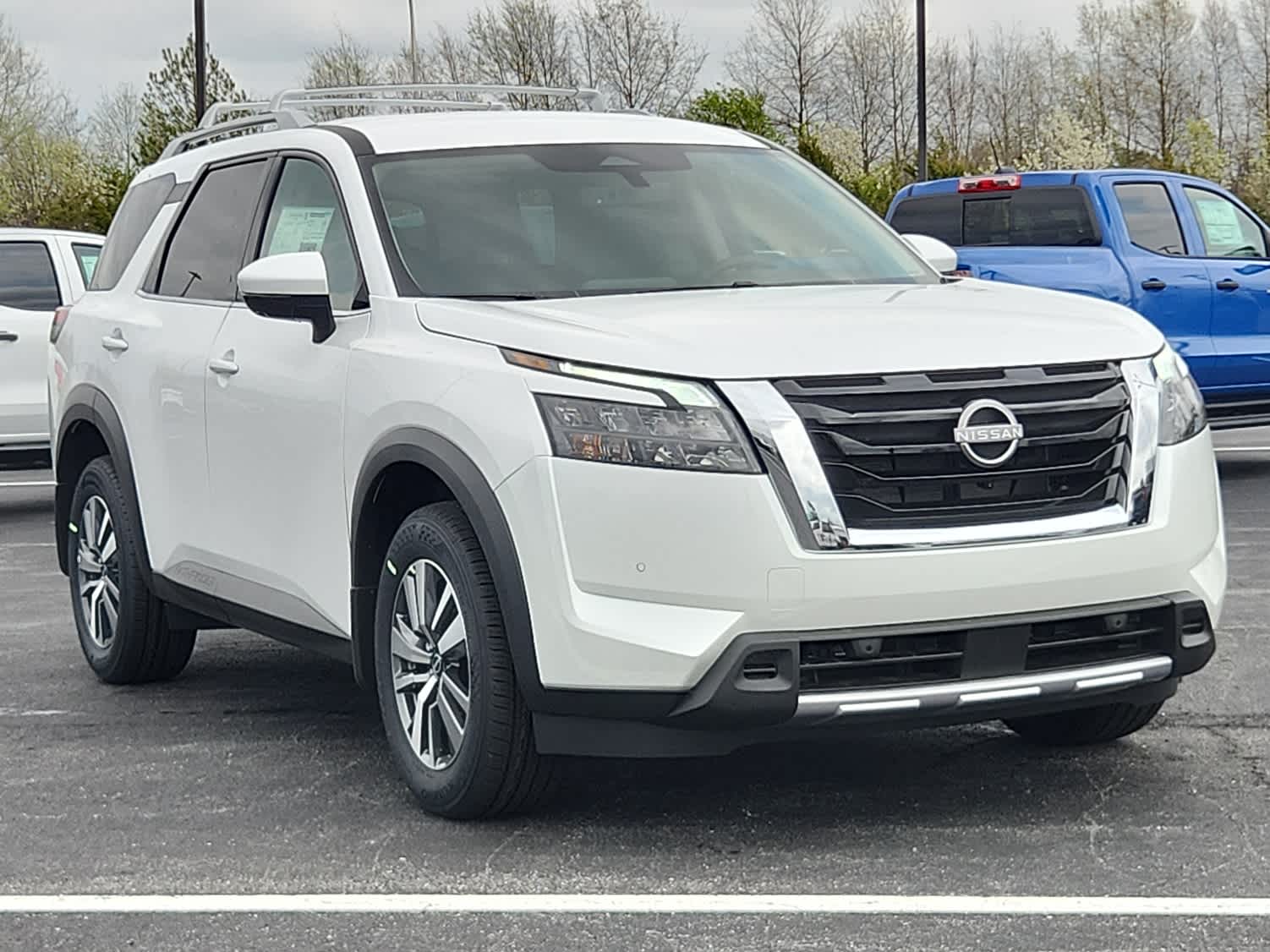 2025 Nissan Pathfinder SL photo 2