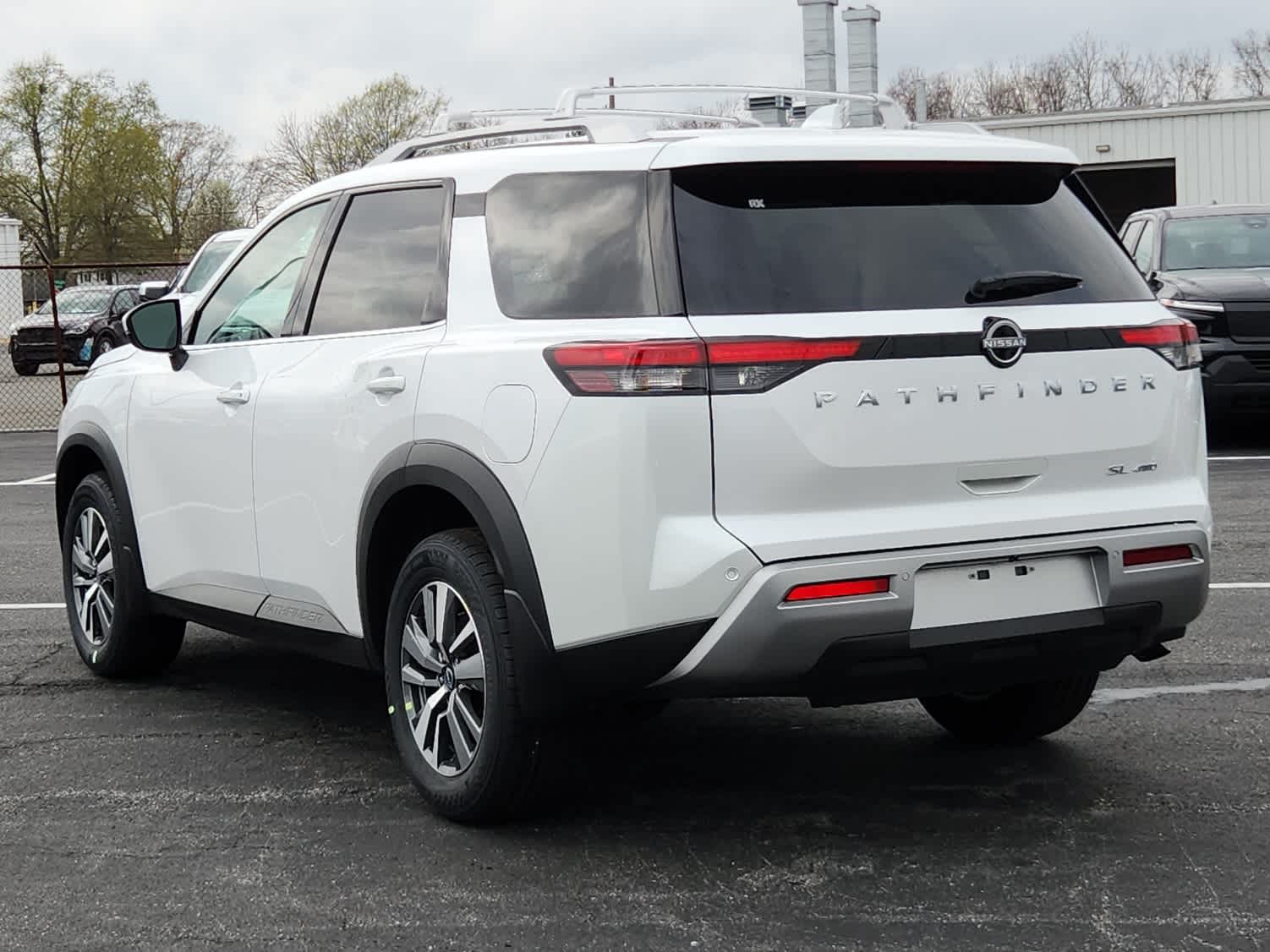 2025 Nissan Pathfinder SL photo 4