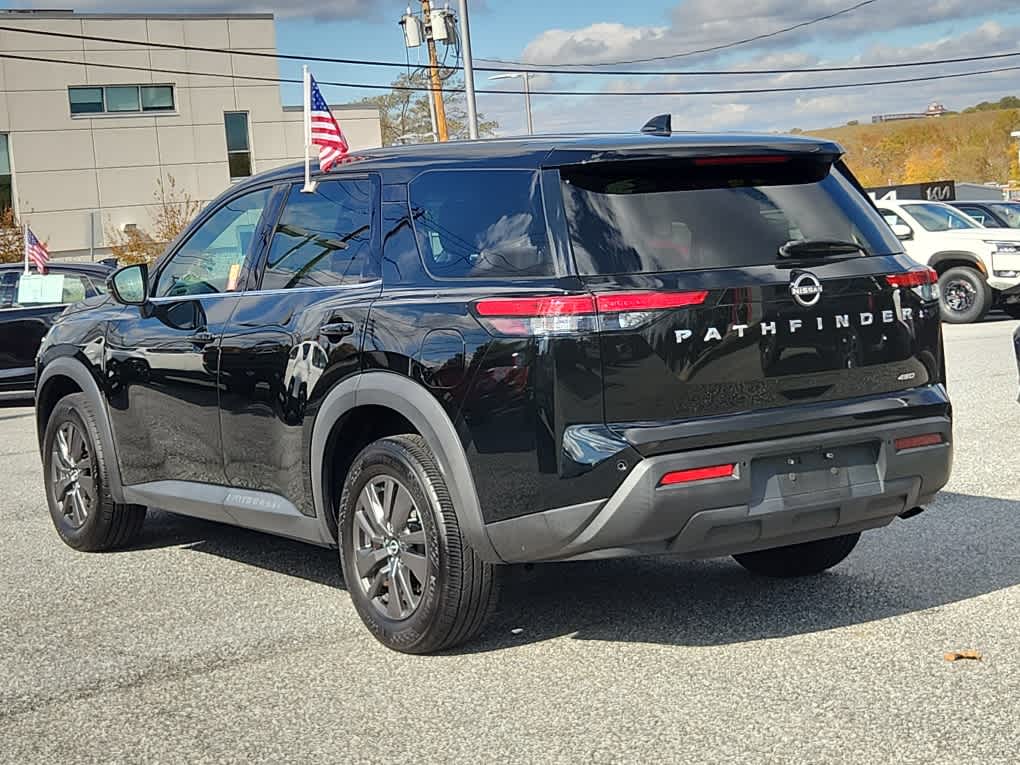 2022 Nissan Pathfinder S photo 2