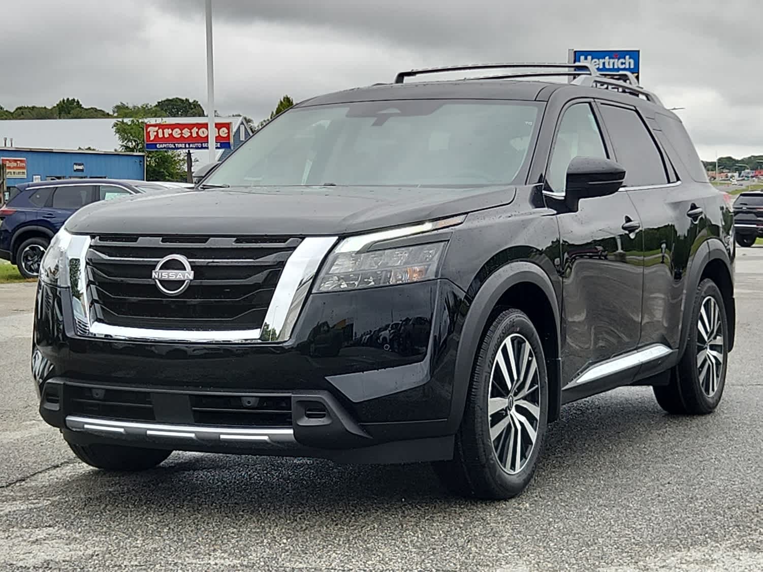 2025 Nissan Pathfinder Platinum's photo