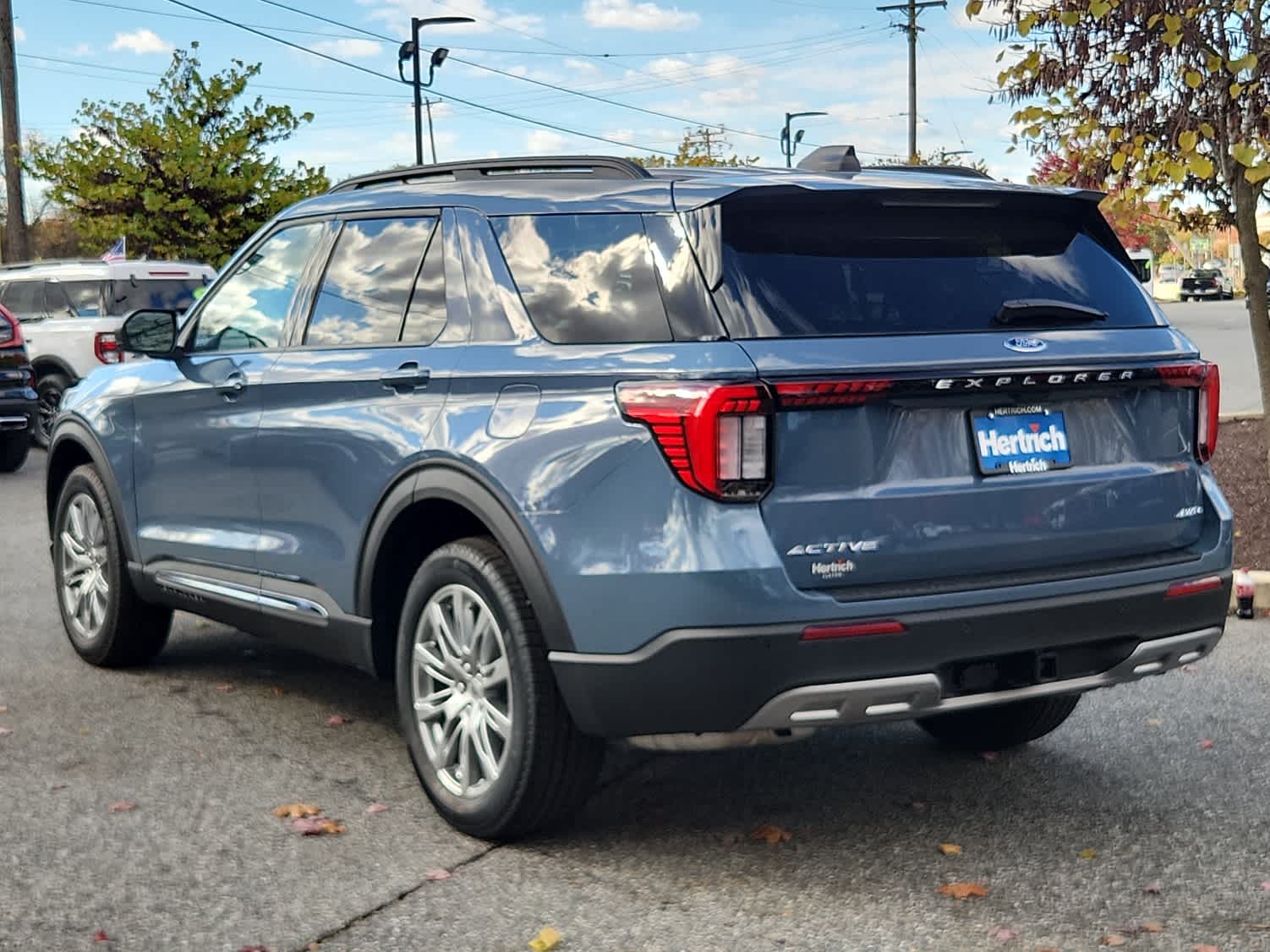 2025 Ford Explorer photo 2