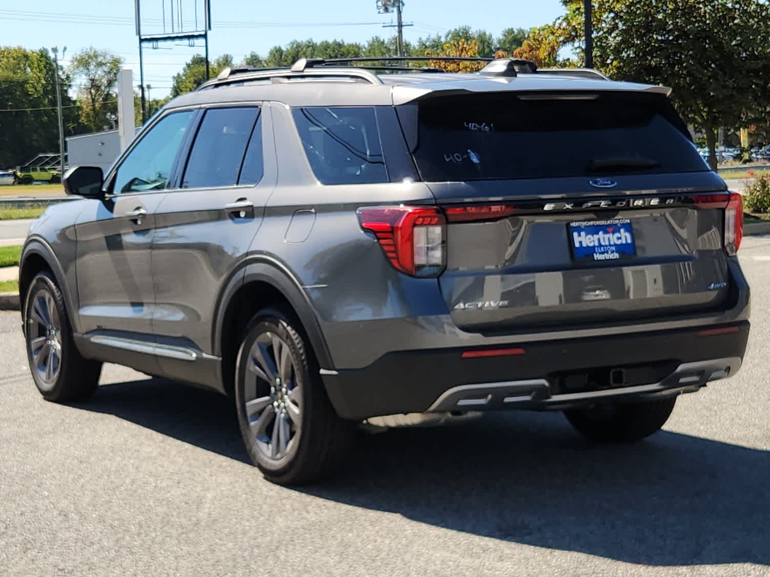 2025 Ford Explorer photo 4