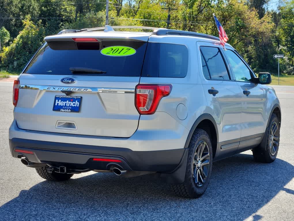 2017 Ford Explorer Base photo 3