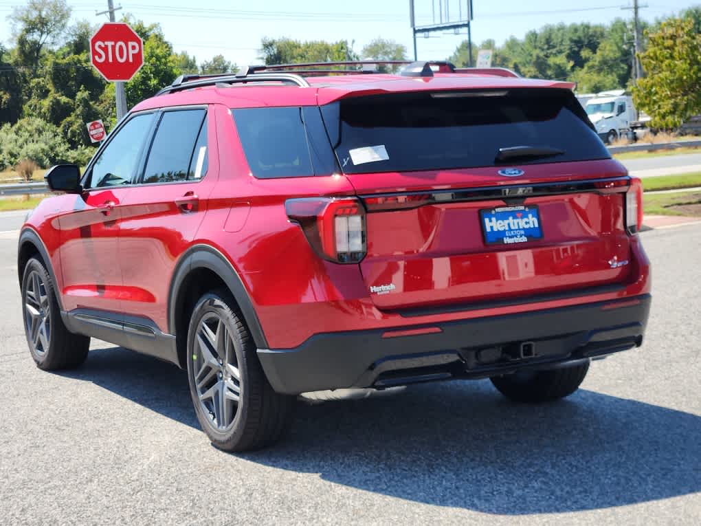 2025 Ford Explorer ST-Line photo 4