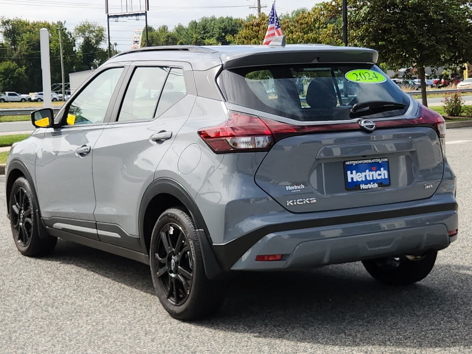 2024 Nissan Kicks SR photo 2