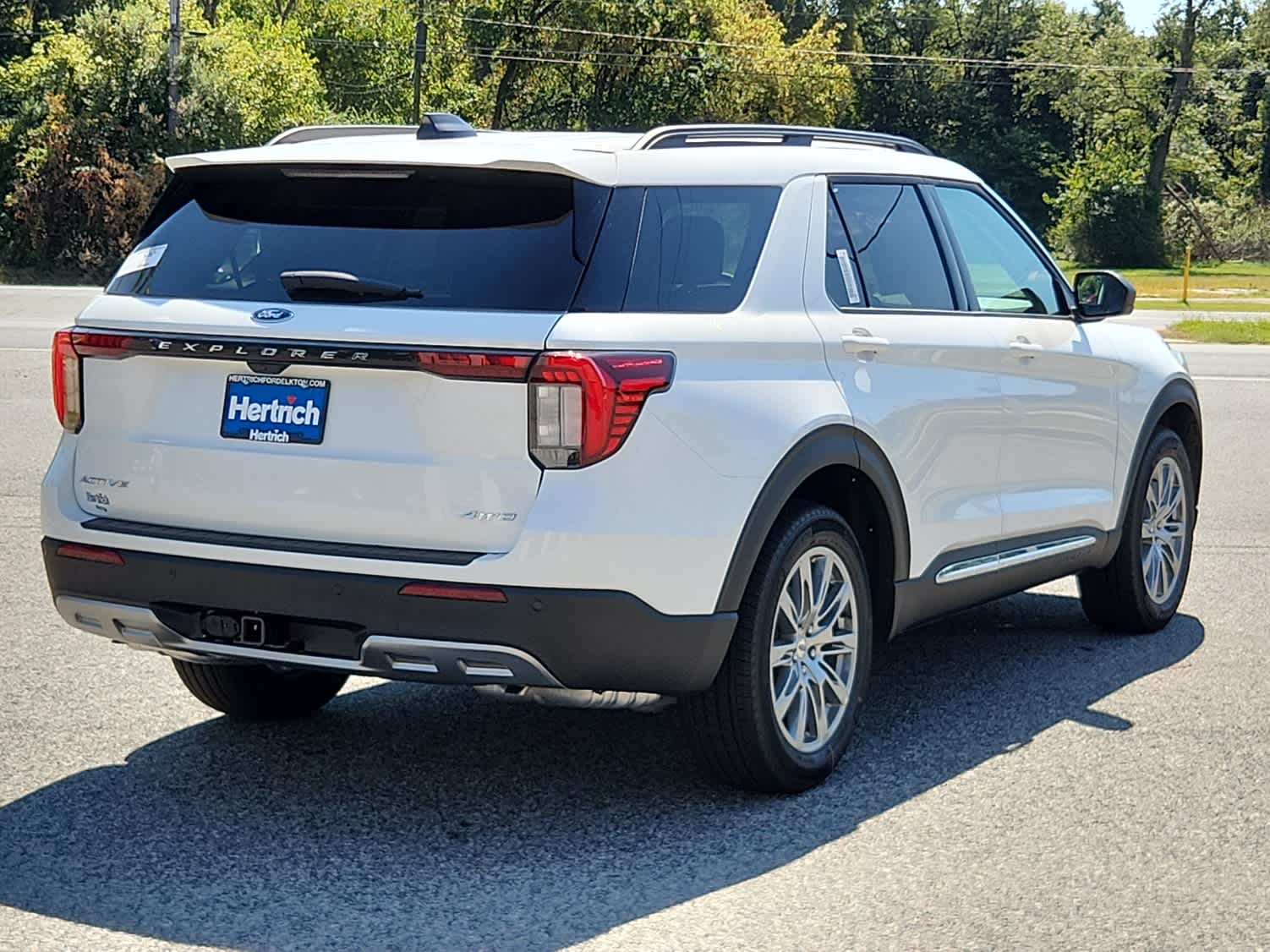 2025 Ford Explorer photo 3