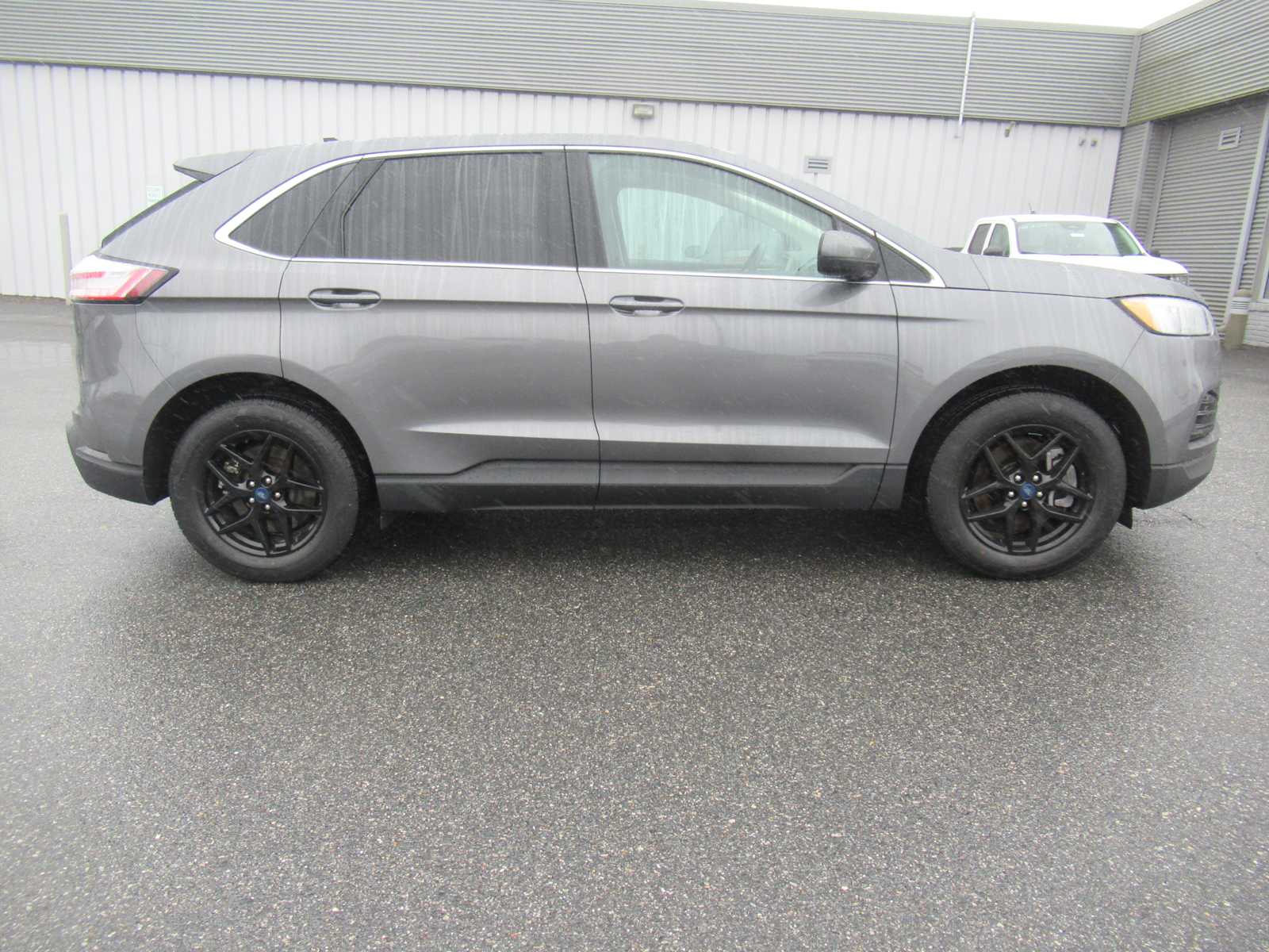 2022 Ford Edge SEL photo 2