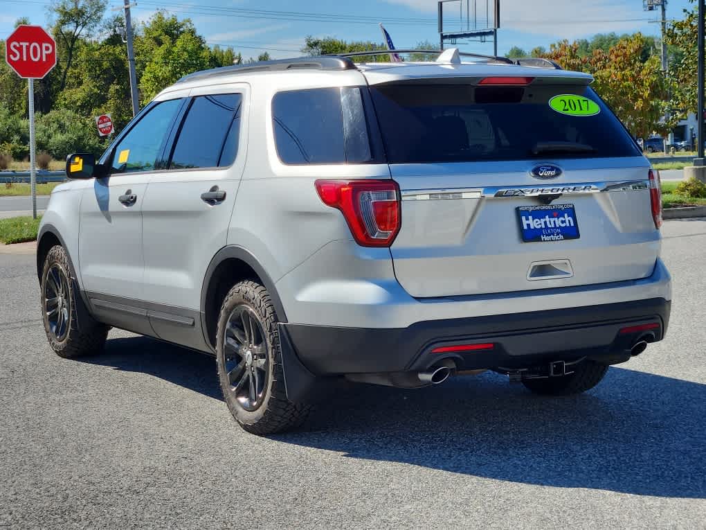 2017 Ford Explorer Base photo 4