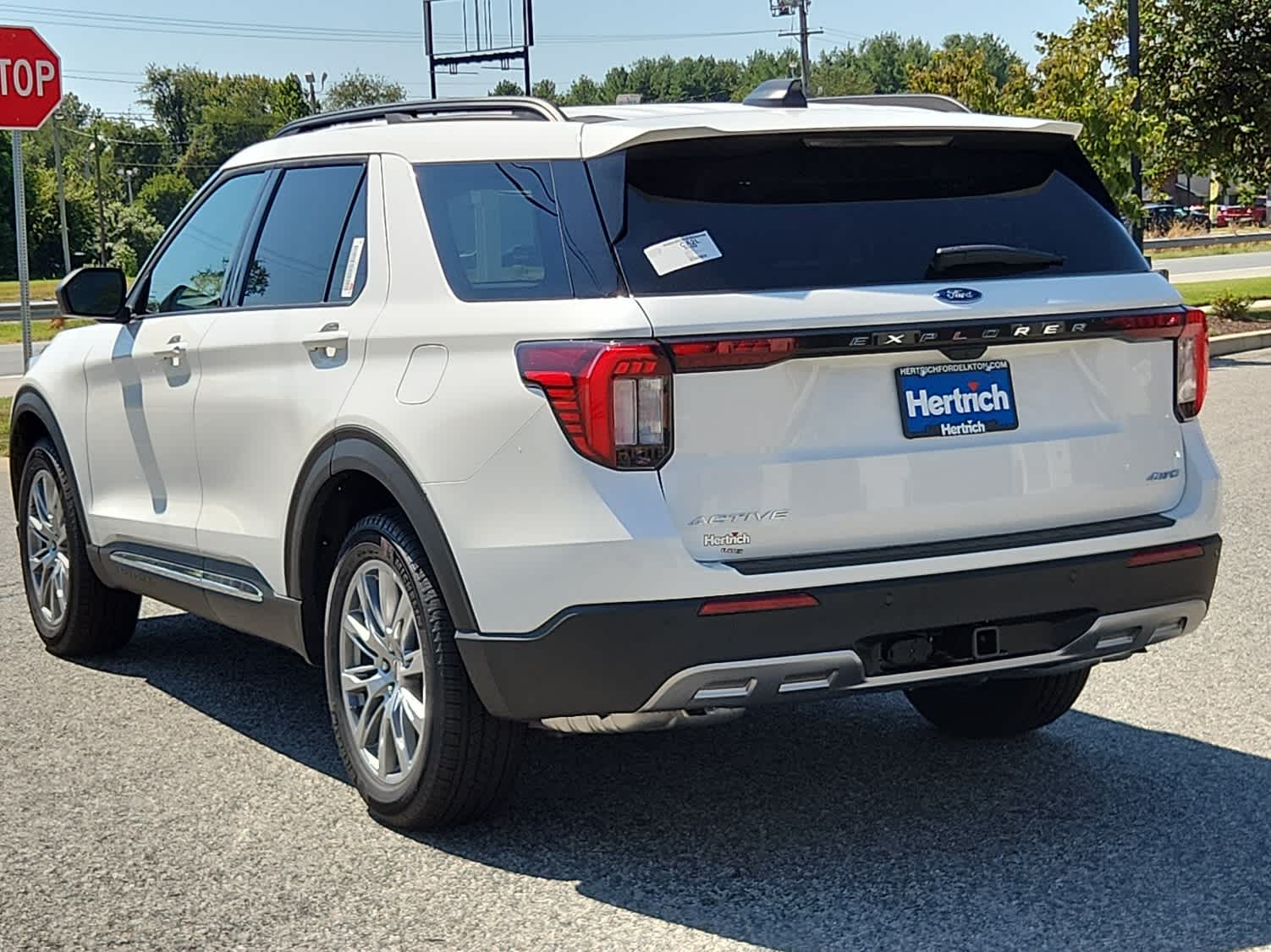 2025 Ford Explorer photo 4