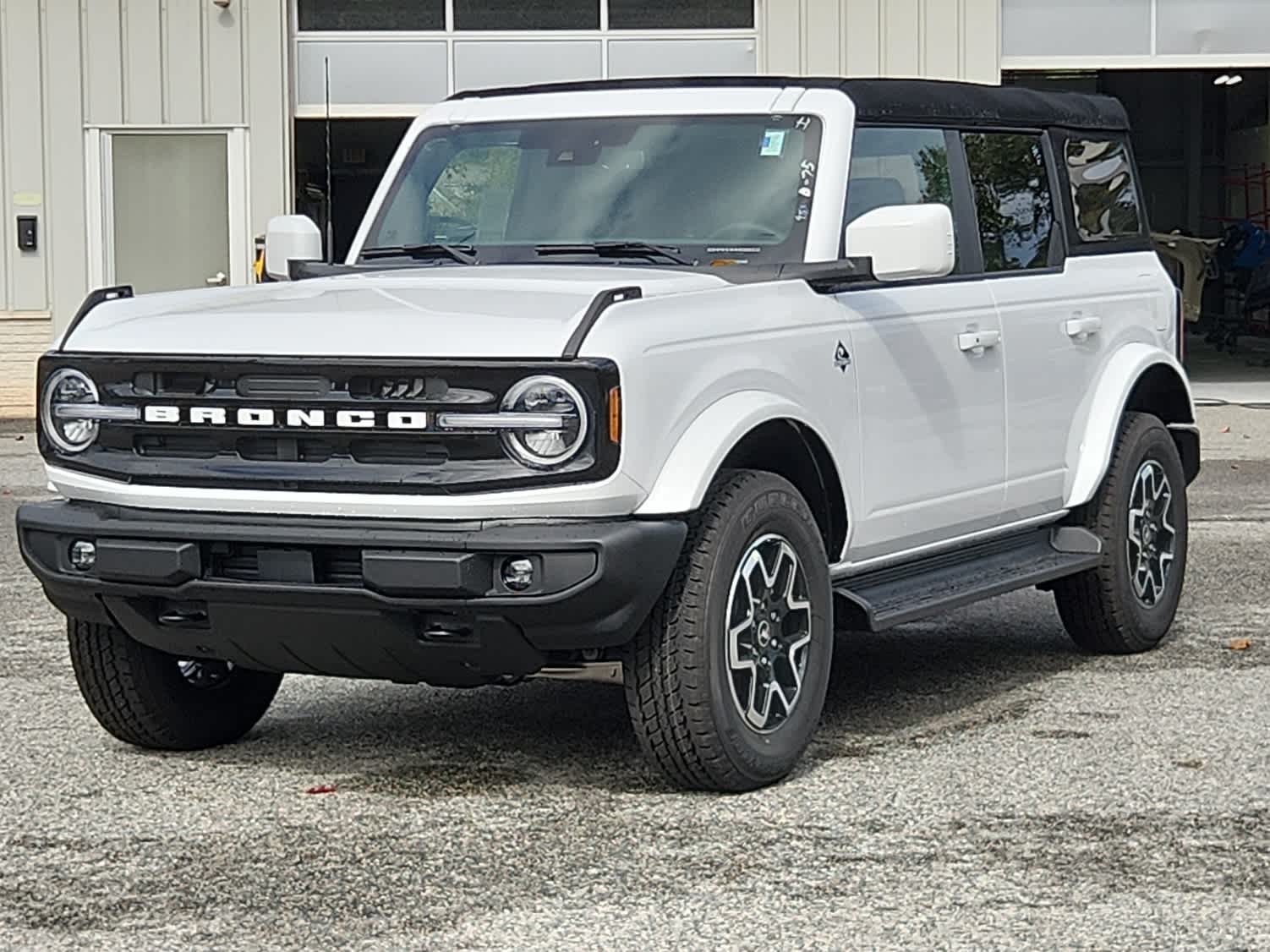 2025 Ford Bronco 4-Door Outer Banks's photo