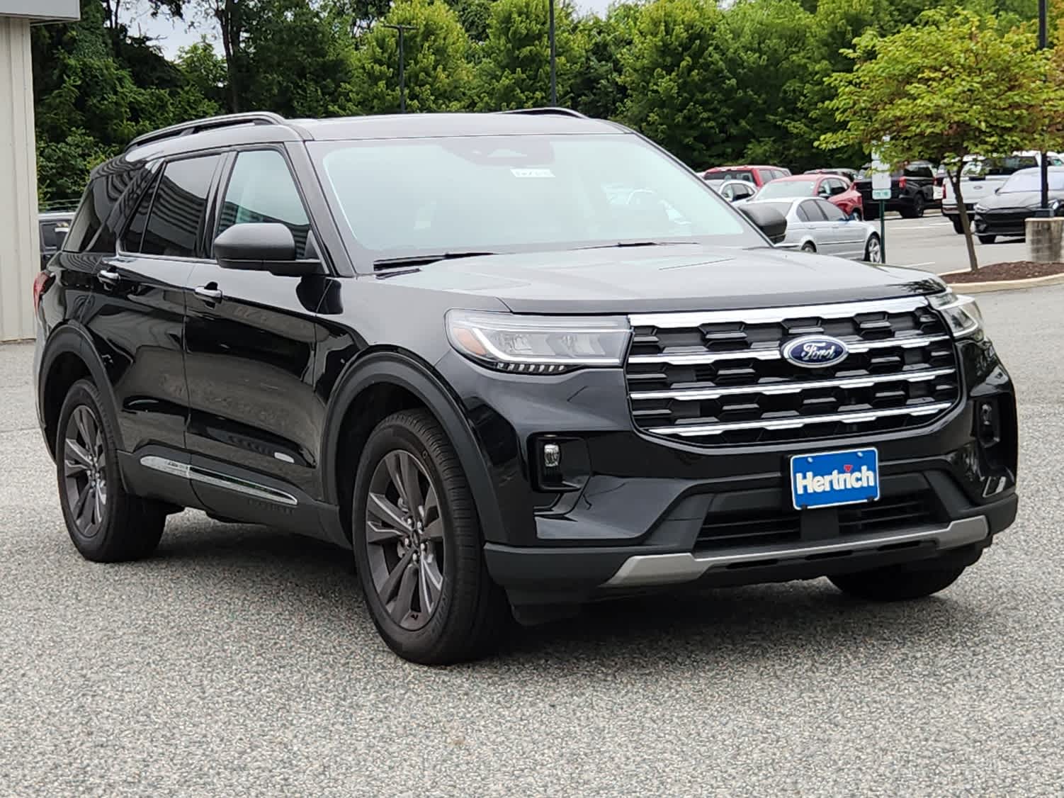2025 Ford Explorer photo 2