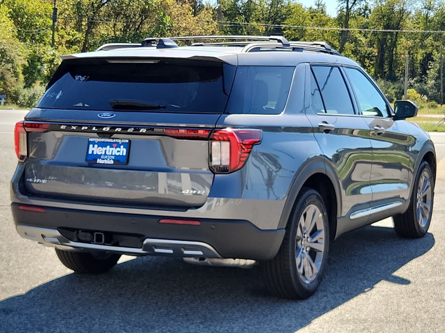 2025 Ford Explorer photo 3
