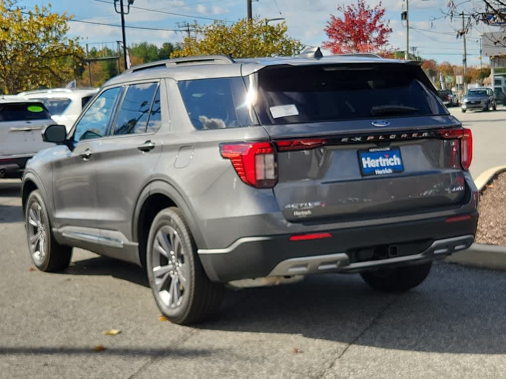 2025 Ford Explorer photo 2