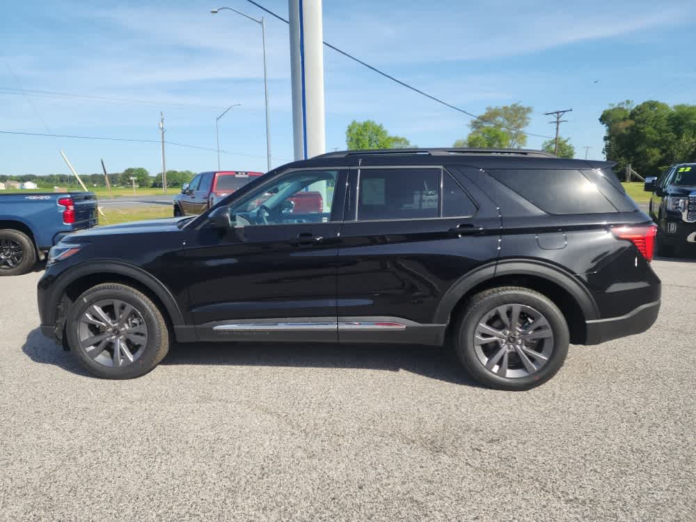 2025 Ford Explorer photo 2