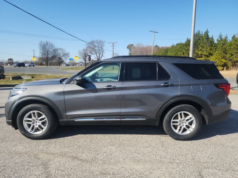 2025 Ford Explorer photo 2