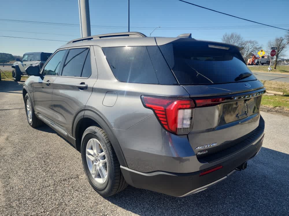 2025 Ford Explorer photo 3